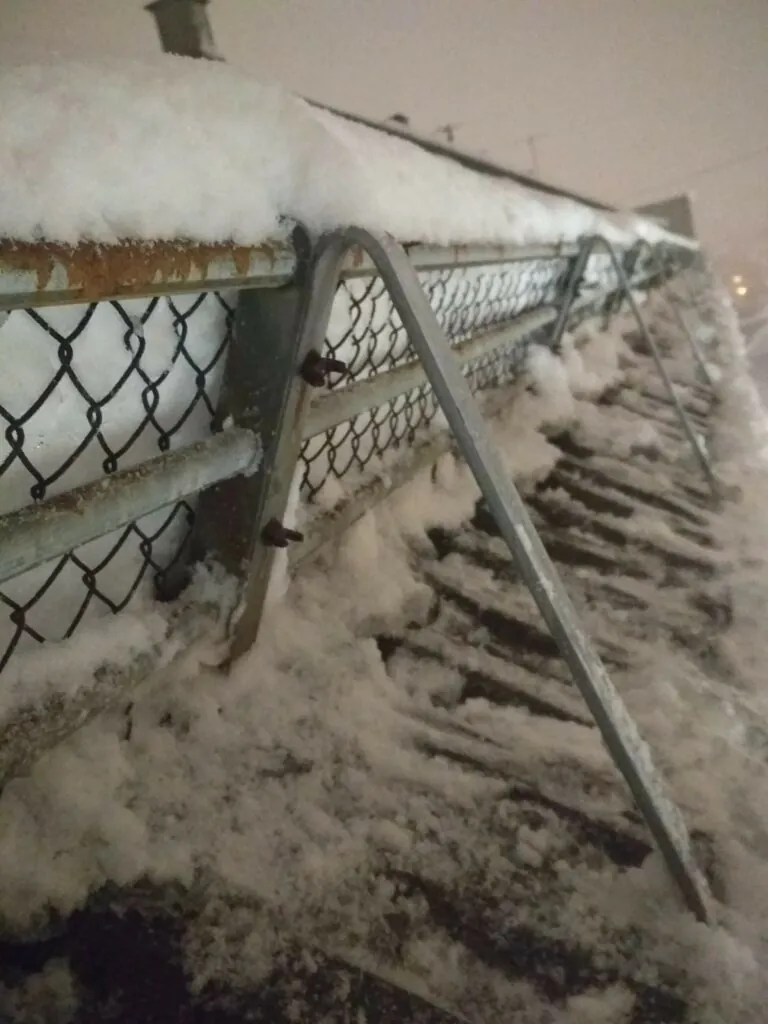 Snøfanger på tak under snølast, fotografert på nært hold